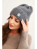 Dámská zimní čepice z pleteniny a s knoflíkem tmavě šedá model 21441826 - K-Fashion
