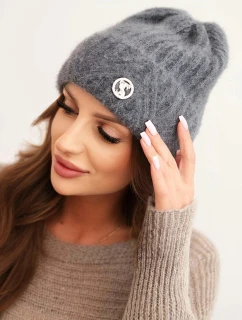 Dámská zimní čepice z pleteniny a s knoflíkem tmavě šedá model 21441826 - K-Fashion