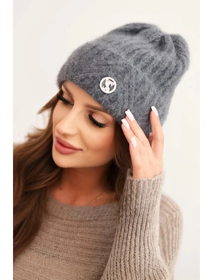 Dámská zimní čepice z pleteniny a s knoflíkem tmavě šedá model 21441826 - K-Fashion
