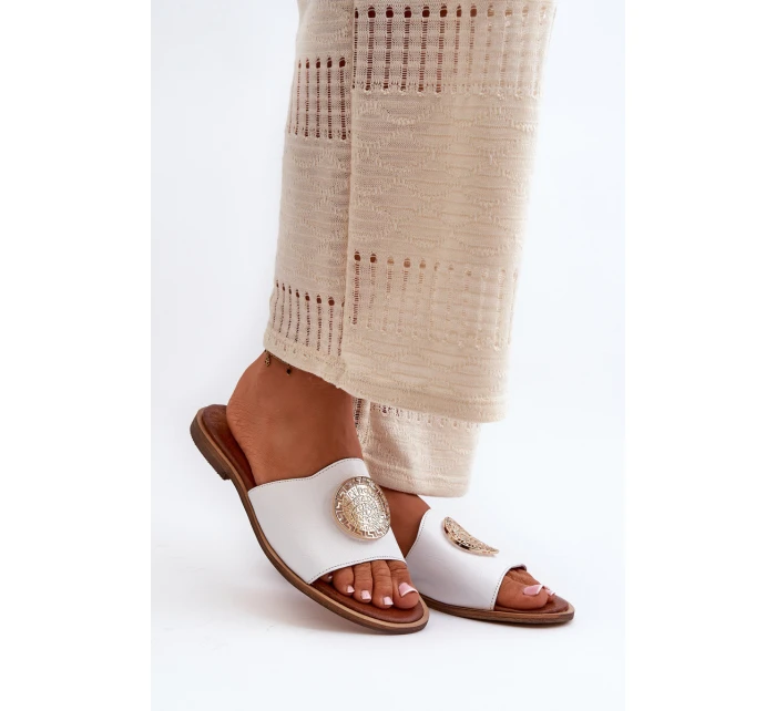 model 21665479 Kožené Žabky Na Ploché Podrážce S Ozdobou Bílé - Zazoo