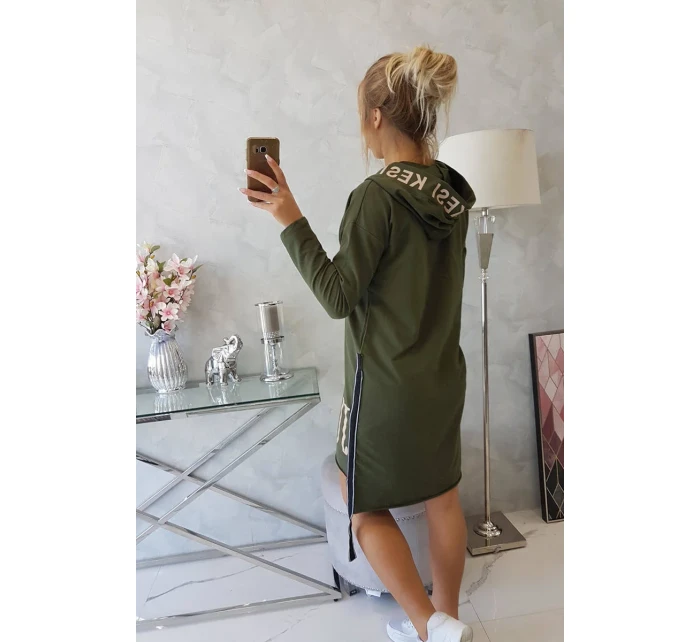 Šaty s kapucí a khaki potiskem