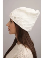 Dámská zimní čepice z vlny s ozdobnými zirkony a pleteným vzorem model 21878081 bílá - K-Fashion