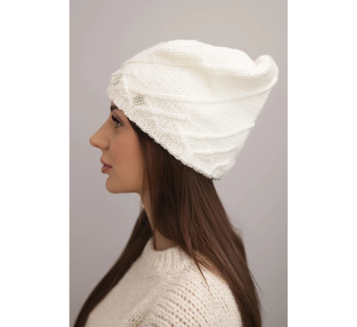 Dámská zimní čepice z vlny s ozdobnými zirkony a pleteným vzorem model 21878081 bílá - K-Fashion