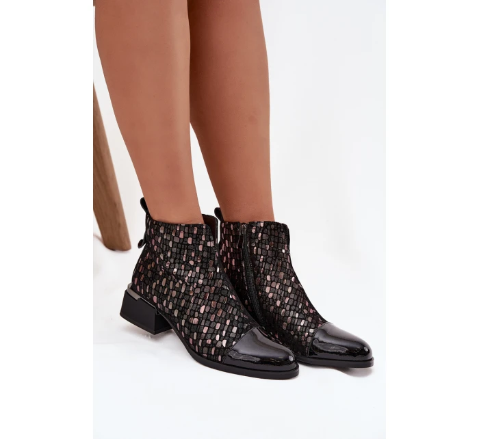 Lakované dámské kotníkové boty z pravé kůže na nízkém podpatku model 21713808 Černé - D&A