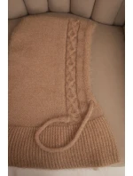 Dámská čepice s kapucí, zavazováním a copánkovým vzorem camelová