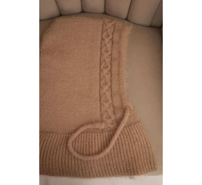 Dámská čepice s kapucí, zavazováním a copánkovým vzorem camelová