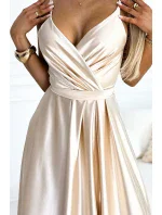 Elegantní dlouhé béžové dámské saténové šaty s výstřihem a rozparkem na noze model 19405276 - numoco