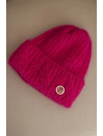 Dámska zimná čiapka z nadýchanej pleteniny a s elegantným fuchsiovým gombíkom Dámska zimná čiapka z nadýchanej pleteniny a s elegantným fuchsiovým gombíkom