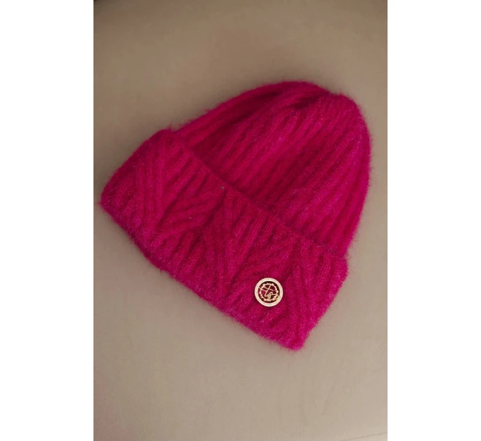 Dámska zimná čiapka z nadýchanej pleteniny a s elegantným fuchsiovým gombíkom Dámska zimná čiapka z nadýchanej pleteniny a s elegantným fuchsiovým gombíkom