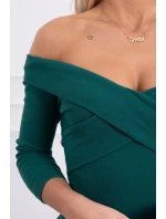 Priliehavé šaty s výstrihom do V v zelenej farbe