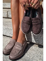 Dámské hnědé semišové mokasíny model 22348968 - VINCEZA Dámské hnědé semišové mokasíny model 22348968 - VINCEZA
