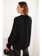 Dámska viskózna blúzka s véčkovým výstrihom a viazankami na rukávoch čierna