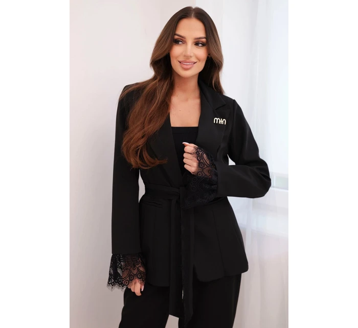 Dámska bunda s opaskom a čipkovanými koncami rukávov čierna