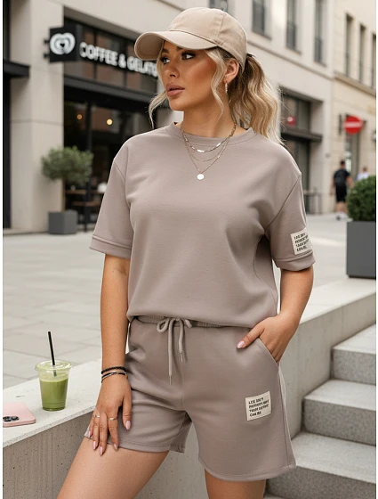 Dámsky viskózový set s motýlikom a šortkami v moka farbe FashionStreet AY1193 Dámsky viskózový set s motýlikom a šortkami v moka farbe FashionStreet AY1193