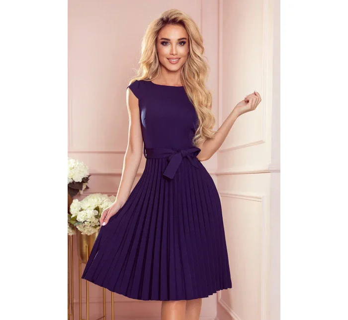 LILA Tmavě modré dámské plisované šaty s krátkými rukávy model 17276548 - numoco LILA Tmavě modré dámské plisované šaty s krátkými rukávy model 17276548 - numoco