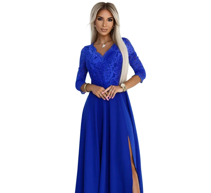 AMBER Elegantní dlouhé dámské krajkové šaty v chrpové barvě s výstřihem model 20651176 - numoco