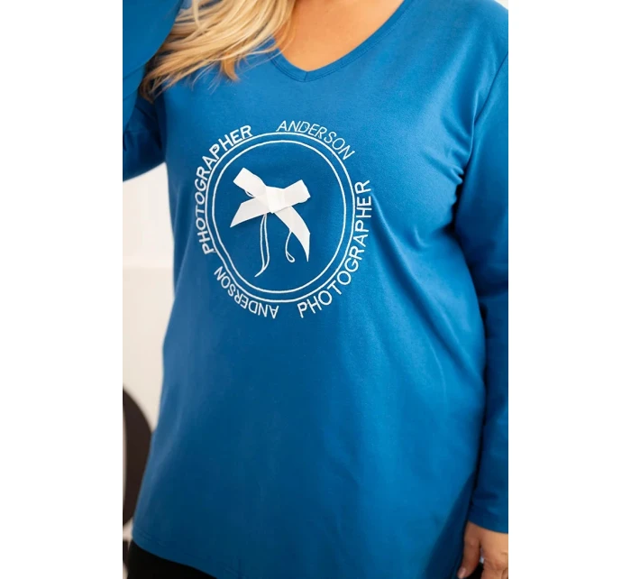 Dámska blúzka s dlhším zadným dielom a striebornou potlačou