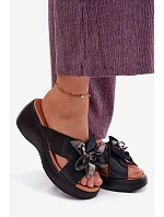 Kožené platformové pantofle s ozdobnou květinou Vinceza 41511 Černé