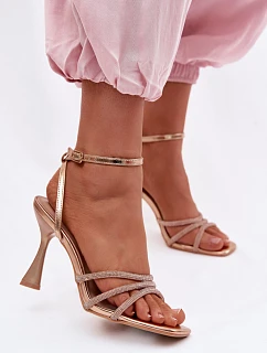 Sandále na podpätku model 226508 Vykročte štýlovo