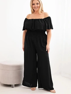 Dámský overal Plus Size s odhalenými model 22092390 volánem a širokými nohavicemi černý - K-Fashion