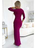 Lesklé dlouhé dámské šaty ve fuchsijové barvě s výstřihem a rozparkem na model 20115246 - numoco