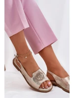 Dámské sandály na plochém podpatku s ozdobou model 21698206 zlaté - S.Barski Dámské sandály na plochém podpatku s ozdobou model 21698206 zlaté - S.Barski