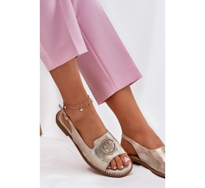 Dámské sandály na plochém podpatku s ozdobou model 21698206 zlaté - S.Barski Dámské sandály na plochém podpatku s ozdobou model 21698206 zlaté - S.Barski