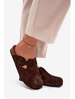 Kožené semišové pantofle model 22125810 s přezkou 1905 čokoládové - Zazoo