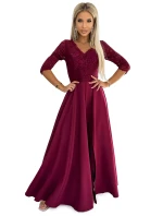 AMBER Elegantní dlouhé dámské maxi šaty ve vínové bordó barvě s krajkovým výstřihem model 19047931 - numoco