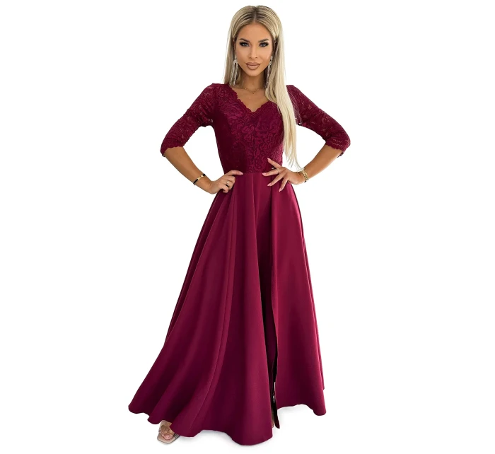 AMBER Elegantní dlouhé dámské maxi šaty ve vínové bordó barvě s krajkovým výstřihem model 19047931 - numoco