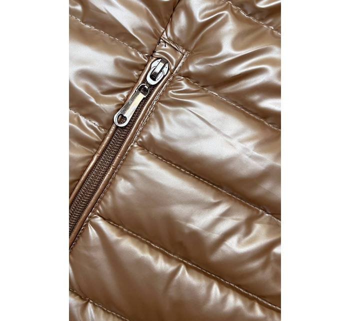 Prešívaná dámska bunda v karamelovej farbe so stojačikom (16M9110-84)