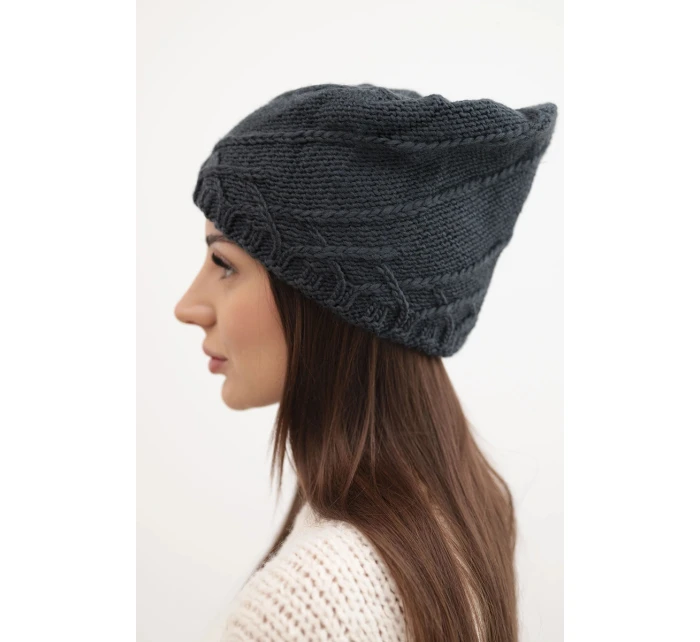 Dámska zimná čiapka s ozdobným úpletom a klasickým strihom K372 graphite