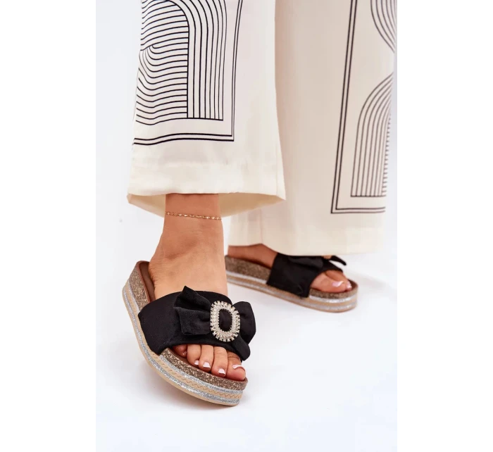 Dámske papuče na platforme s mašľou a ozdobnou brošňou - čierne Lenela