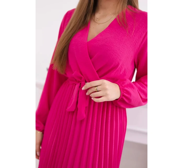 Šaty s viazaným plisovaným lemom fuchsiovej farby