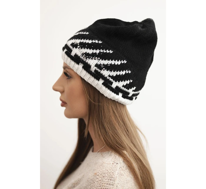 Dámska zimná vlnená čiapka s geometrickým vzorom a kamienkami K469 čierna Dámska zimná vlnená čiapka s geometrickým vzorom a kamienkami K469 čierna