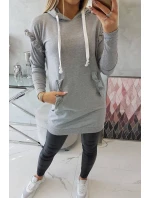 Šaty s ozdobnými volánky a kapucí šedé barvy Šaty s ozdobnými volánky a kapucí šedé barvy