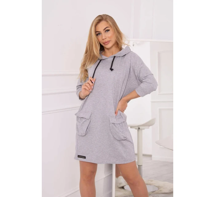 Šedé šaty s kapucí Šedé šaty s kapucí