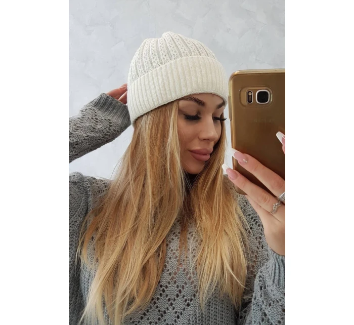 Tenká čepice Veronica model 18750393 ecru - K-Fashion Tenká čepice Veronica model 18750393 ecru - K-Fashion