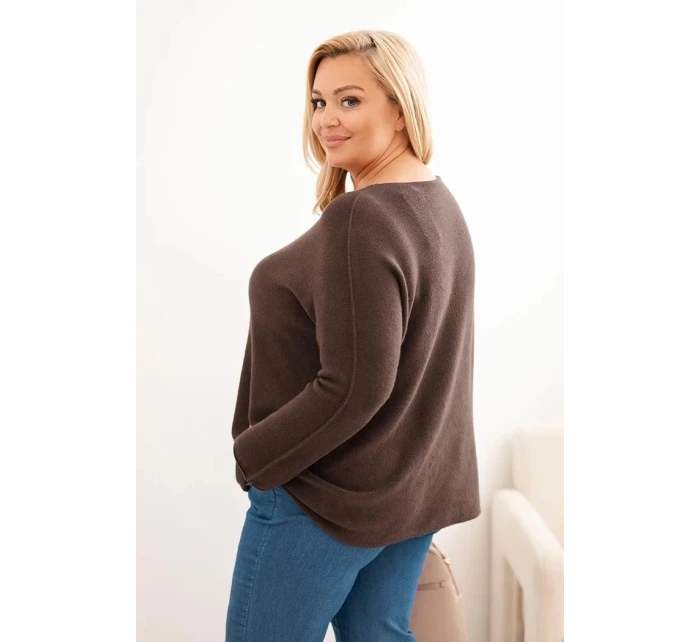 Dámsky plus size sveter s lodičkovým výstrihom hnedý