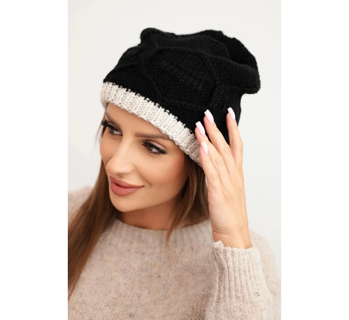Dámska zimná vlnená čiapka s pleteným vzorom K443 čierna + béžová Dámska zimná vlnená čiapka s pleteným vzorom K443 čierna + béžová