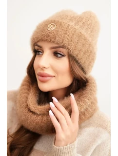 Dámský set čepice a šály huňatý s ozdobným camelový model 21461110 - K-Fashion