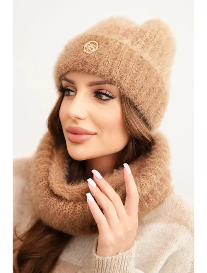 Dámský set čepice a šály huňatý s ozdobným camelový model 21461110 - K-Fashion Dámský set čepice a šály huňatý s ozdobným camelový model 21461110 - K-Fashion