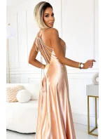 Dlouhé dámské saténové šaty ve zlaté barvě s výstřihem na zádech model 20227546 - numoco