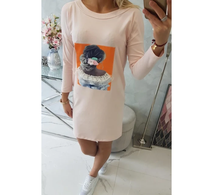 Šaty s 3D model 18744122 krajková pudrově růžová - K-Fashion