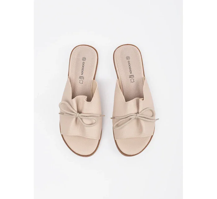 Trendy dámské hnědé nazouváky na plochém podpatku Trendy dámské hnědé nazouváky na plochém podpatku