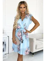 Světle modré dámské plisované šaty s výstřihem, volánky na ramenou a se vzorem růží model 18581414 - numoco basic Světle modré dámské plisované šaty s výstřihem, volánky na ramenou a se vzorem růží model 18581414 - numoco basic