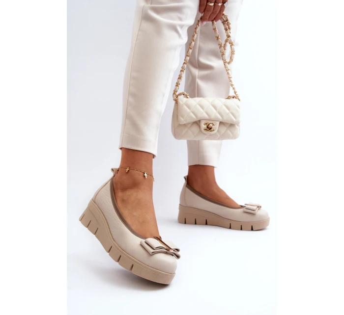 Kožené baleríny na platformě s ozdobou krémové Lewski model 21644614 - Boto