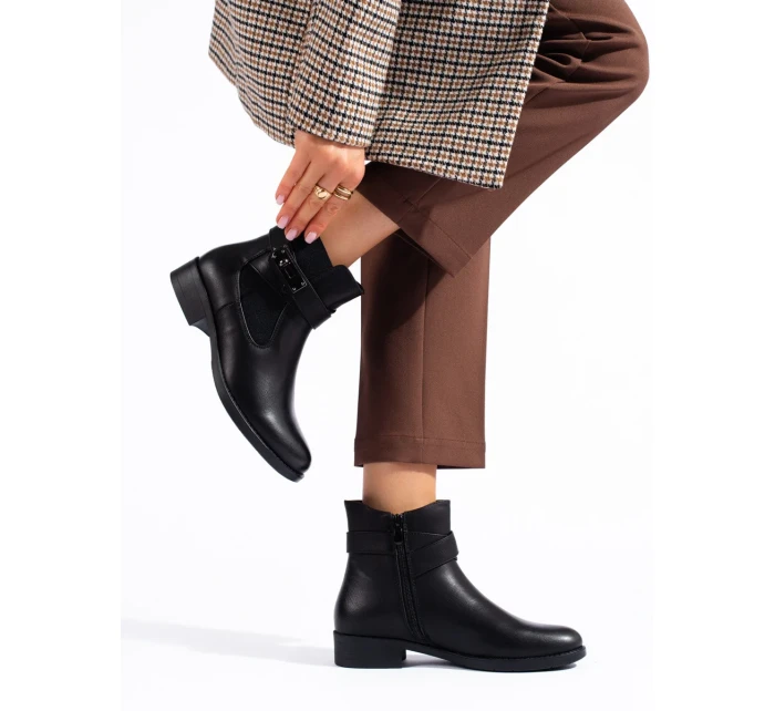 Zajímavé kotníčkové boty černé dámské na plochém podpatku Zajímavé kotníčkové boty černé dámské na plochém podpatku