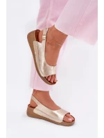Dámské kožené sandály na klínu model 21701991 Zlaté - Maciejka