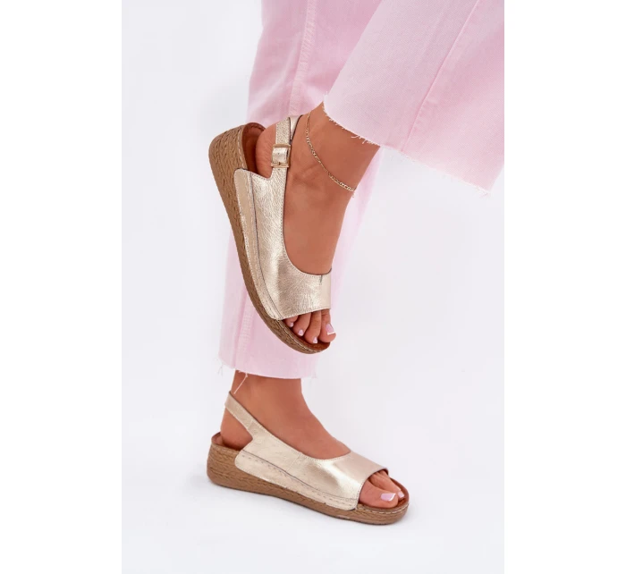 Dámské kožené sandály na klínu model 21701991 Zlaté - Maciejka